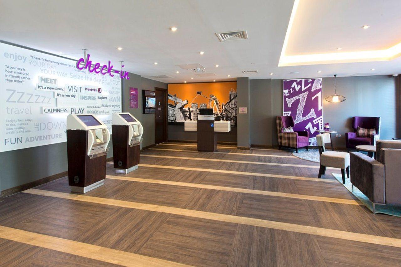 Premier Inn Newbury Town Centre Extérieur photo
