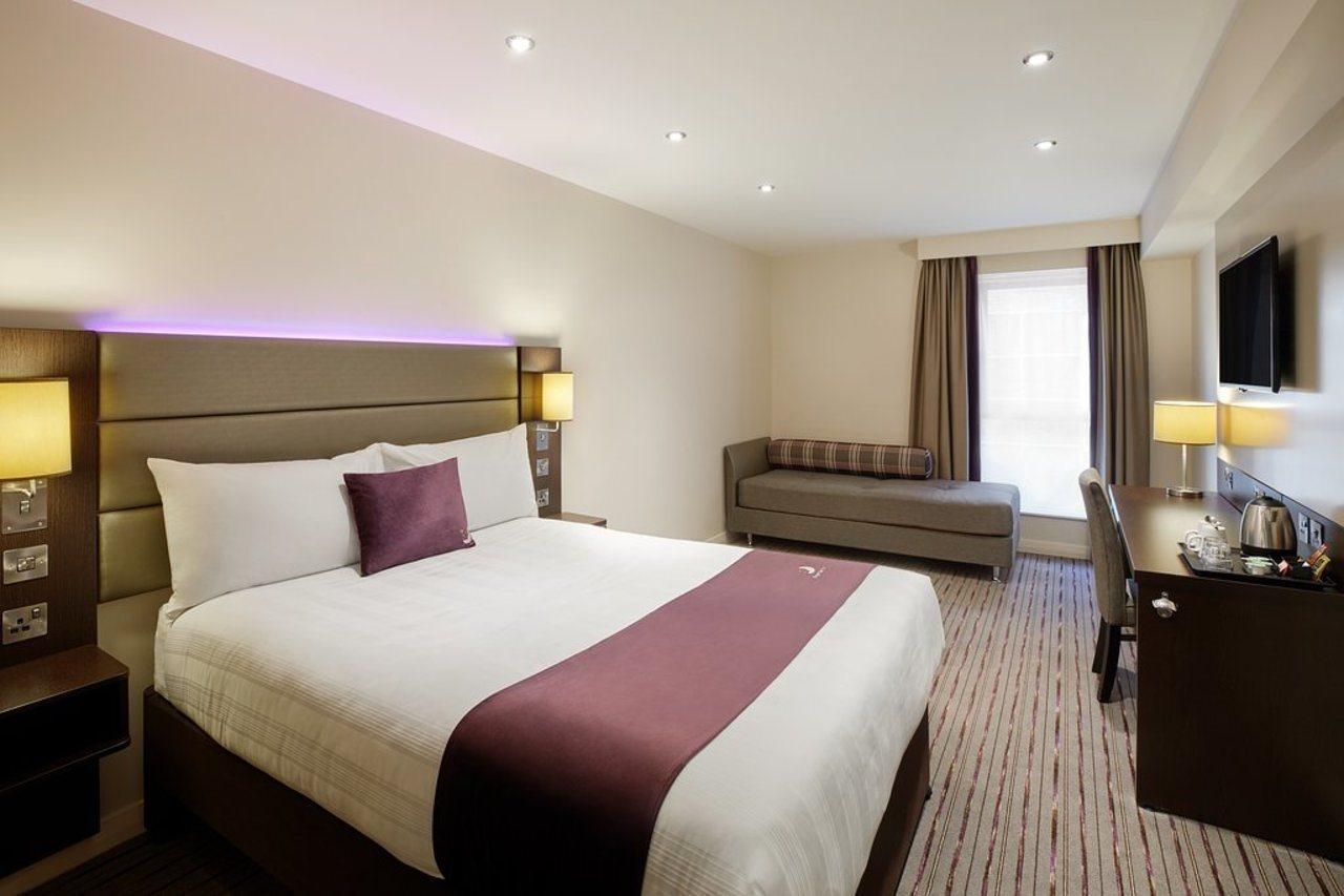 Premier Inn Newbury Town Centre Extérieur photo
